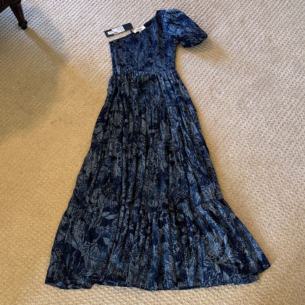 Elliatt Navy Floral one shoulder Maxi Dress NWT